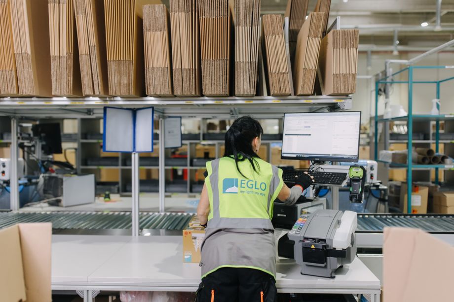 Frau bei der Arbeit im Paketversand