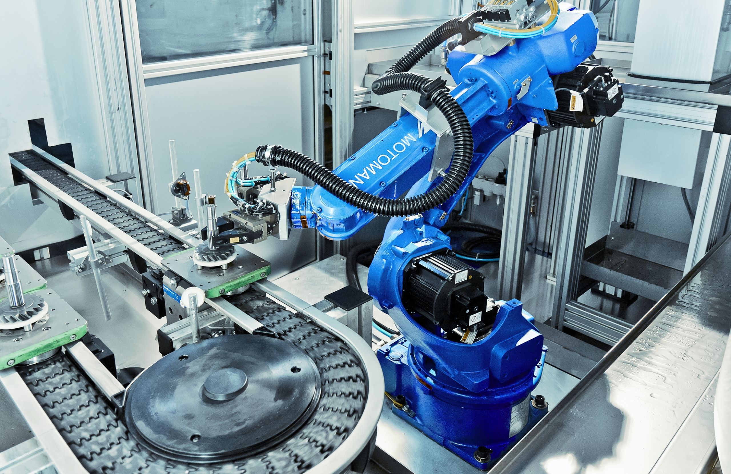 Roboterarm bei der Fließbandarbeit