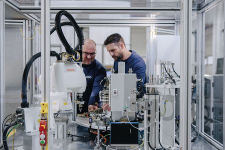 Mitarbeiter der Symacon bei der Arbeit