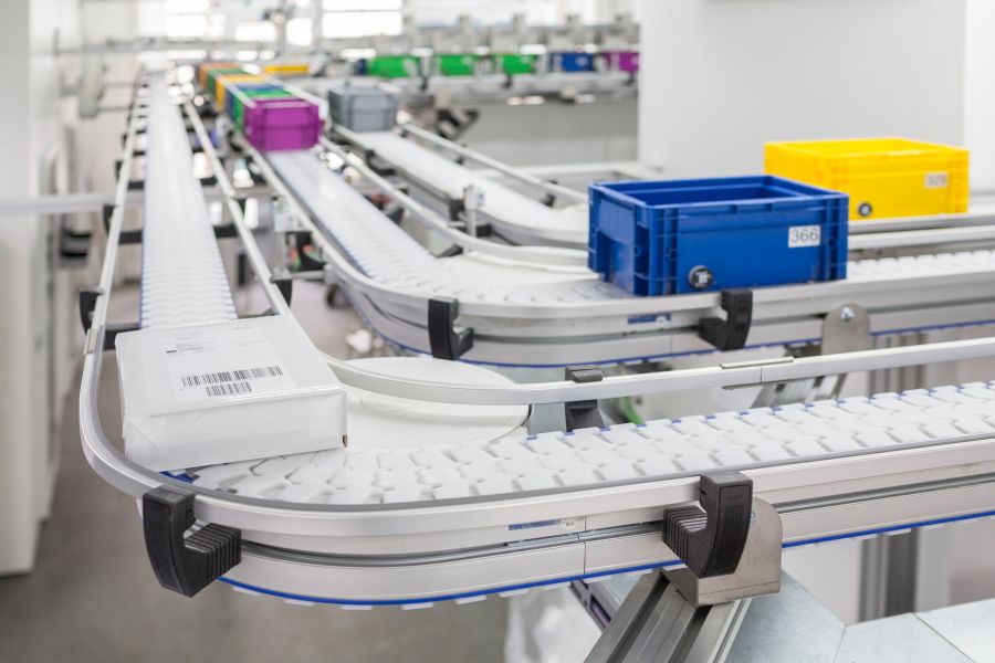 Pakete auf einem Fließband